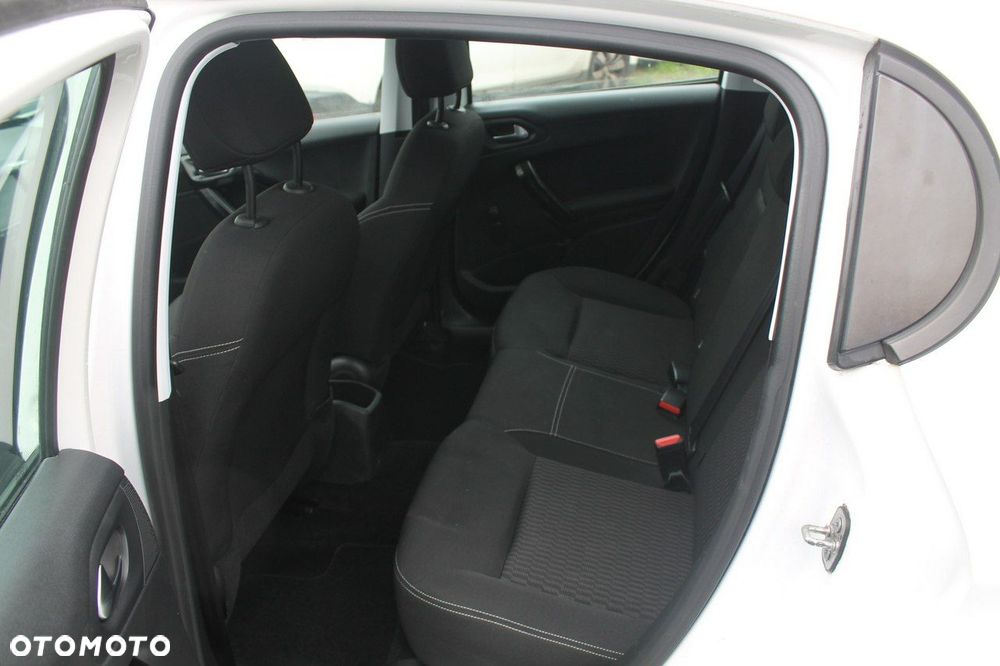Peugeot 208 - 10