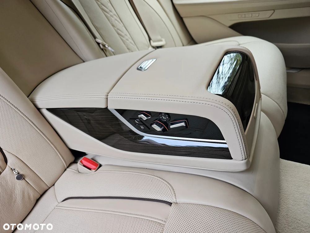 BMW Seria 7 730d mHEV - 35
