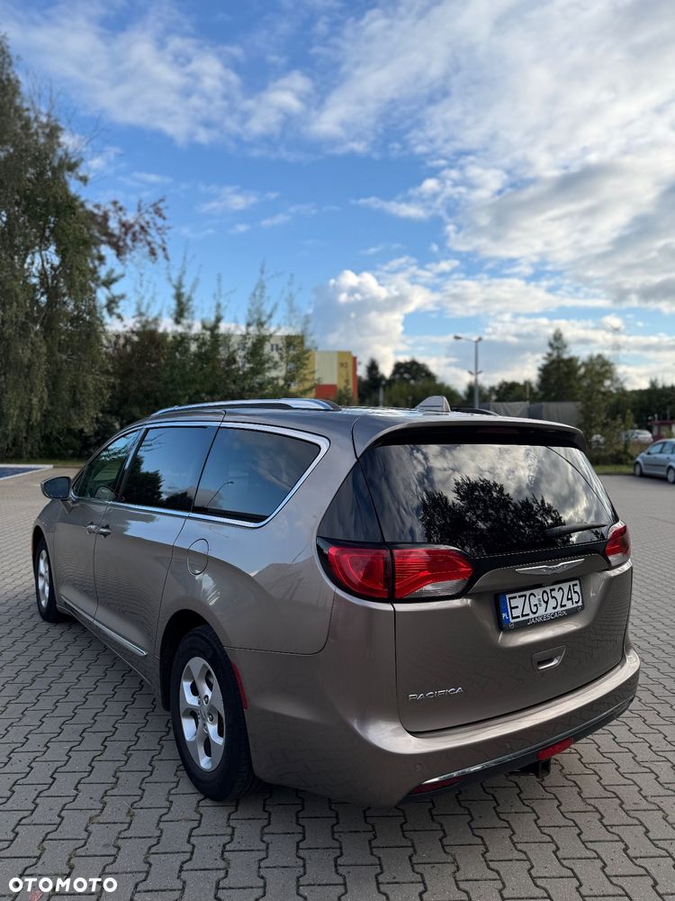 Chrysler Pacifica - 5