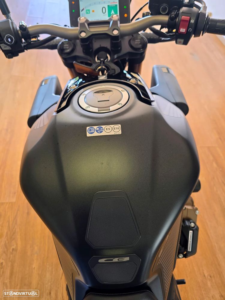 Honda CB R - 10