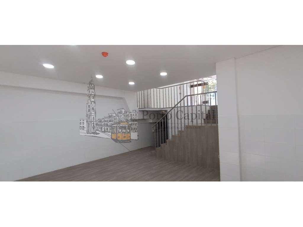 EXCELENTE LOJA NO CORAÇÃO DO PORTO, COM DUAS CASAS DE BANHO. 
- A ... - Grande imagem: 4/24