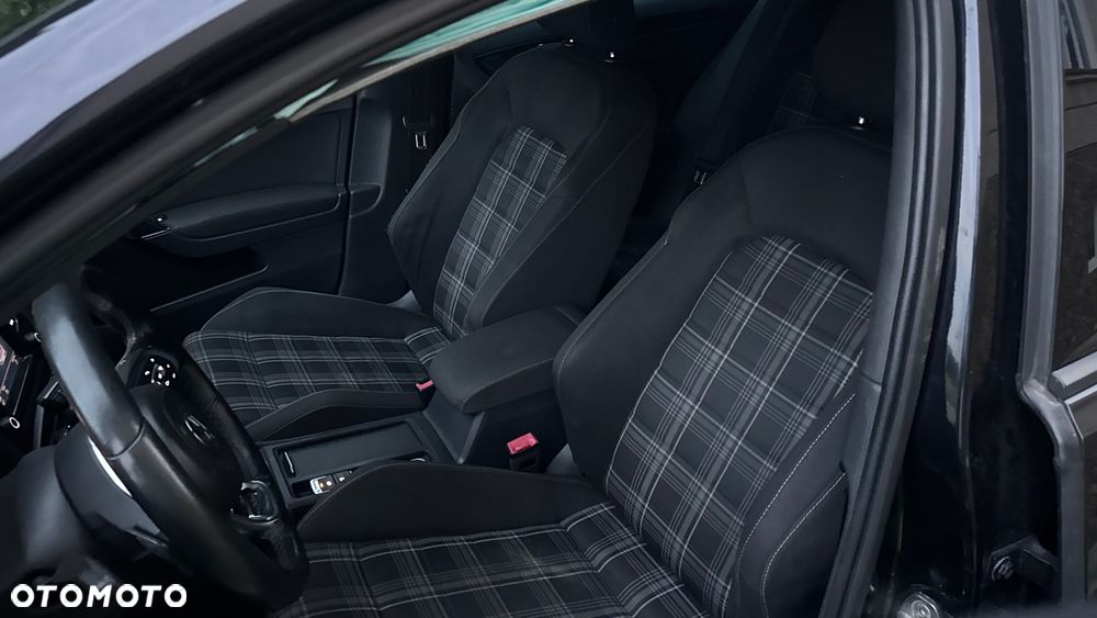 Volkswagen Golf - 22