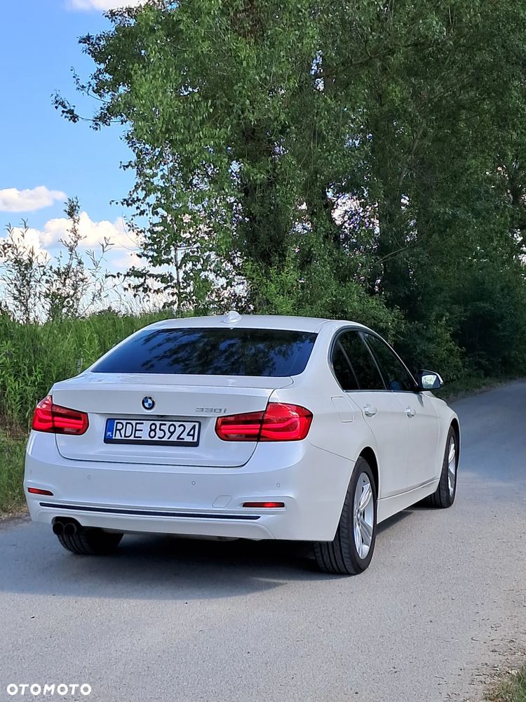 BMW Seria 3 330i - 24