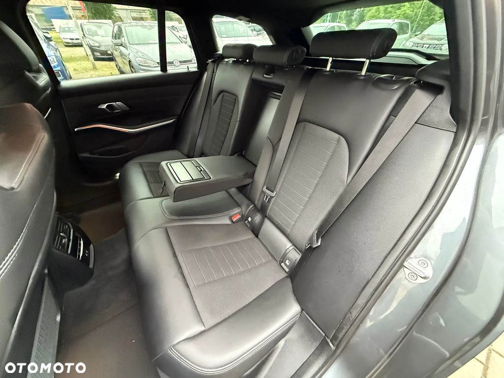 BMW Seria 3 320d xDrive M Sport Shadow - 23