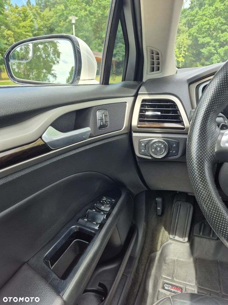 Ford Fusion - 16