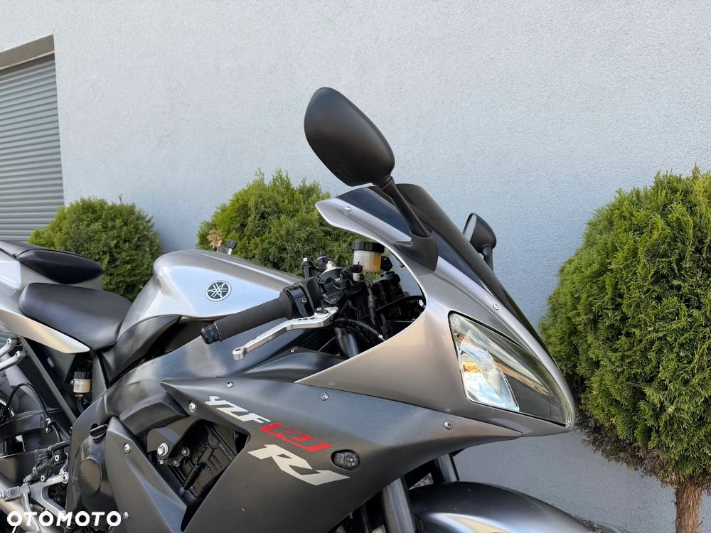Yamaha R1 - 15