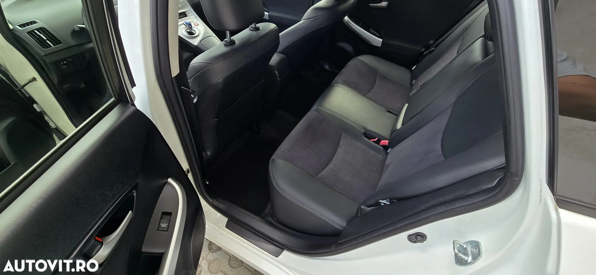 Toyota Prius (Hybrid) Executive - 13