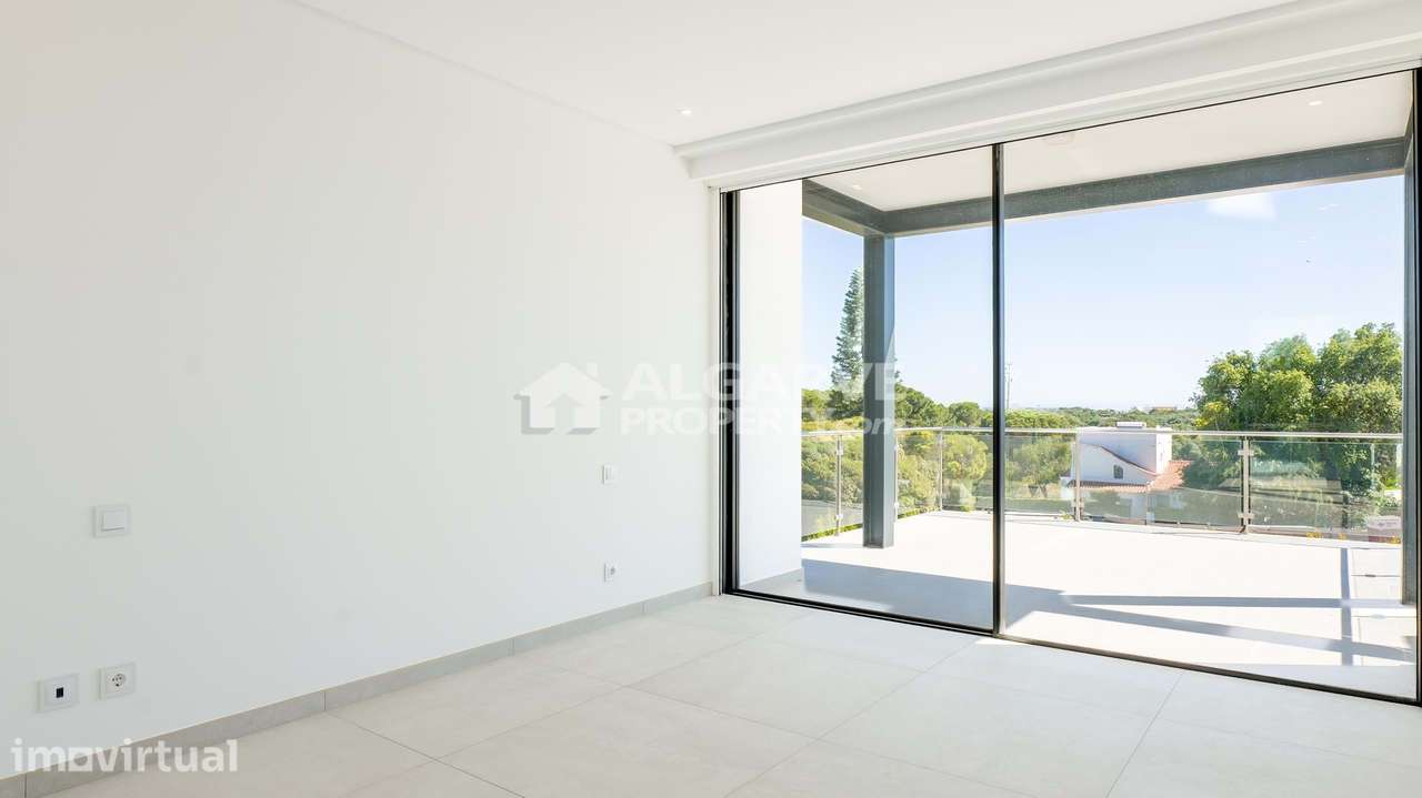 Moradia V4 de estilo contemporâneo a estrear perto da Praia em Albufei - Grande imagem: 4/39