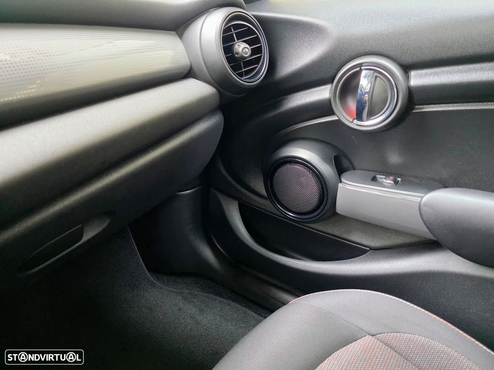 MINI 5 Portas Cooper D Auto - 49