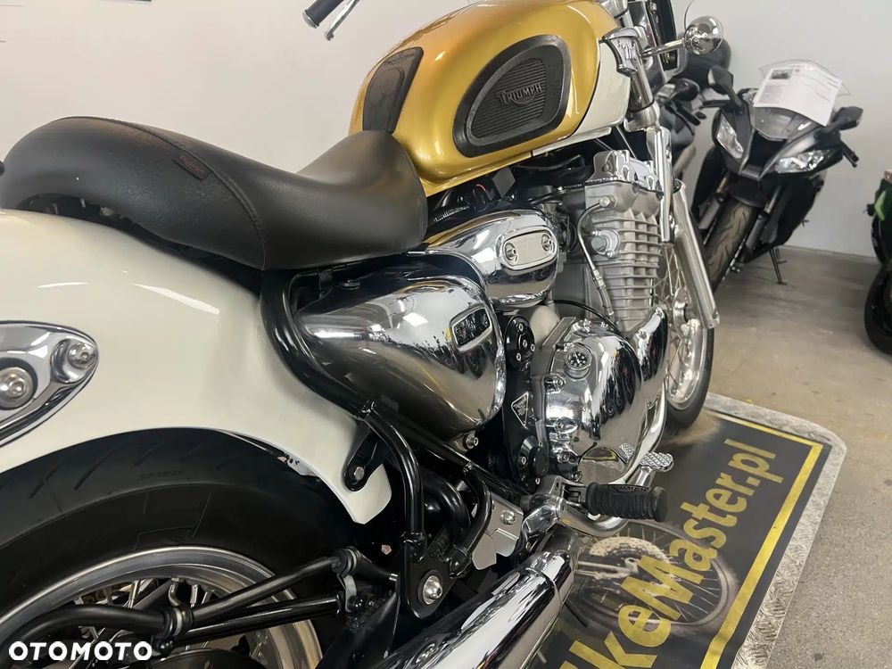Triumph Adventurer - 20