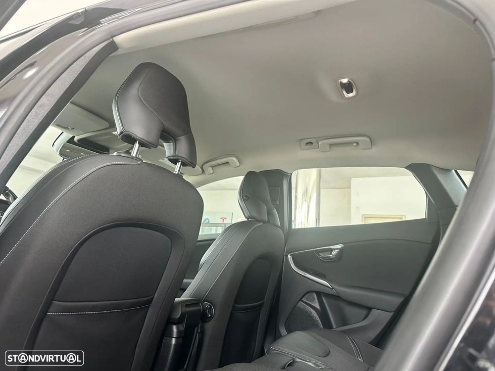 Volvo V40 Cross Country - 28