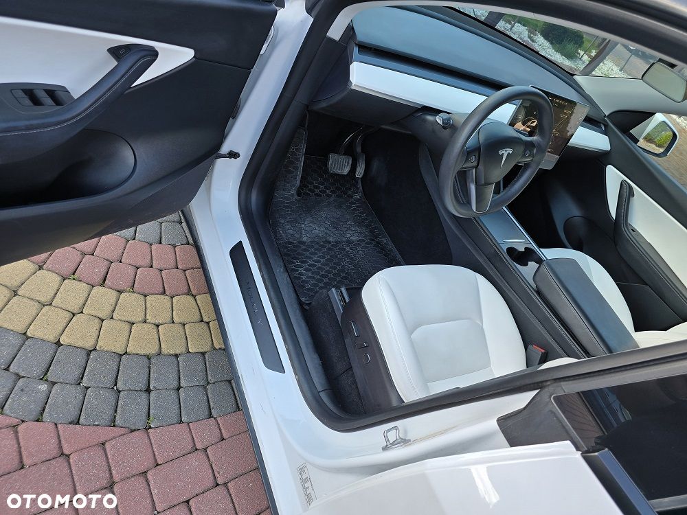 Tesla Model Y Long Range AWD - 9