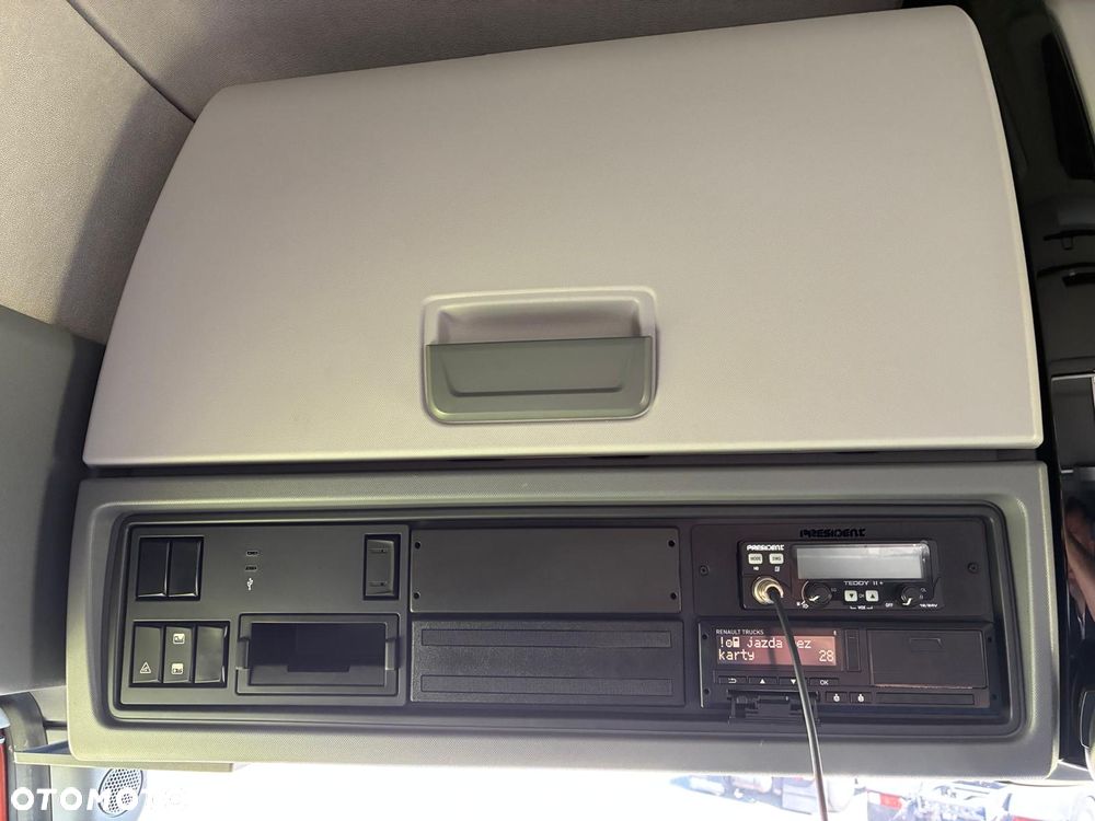 Renault T480 HIGH SLEEPER CAB - 24