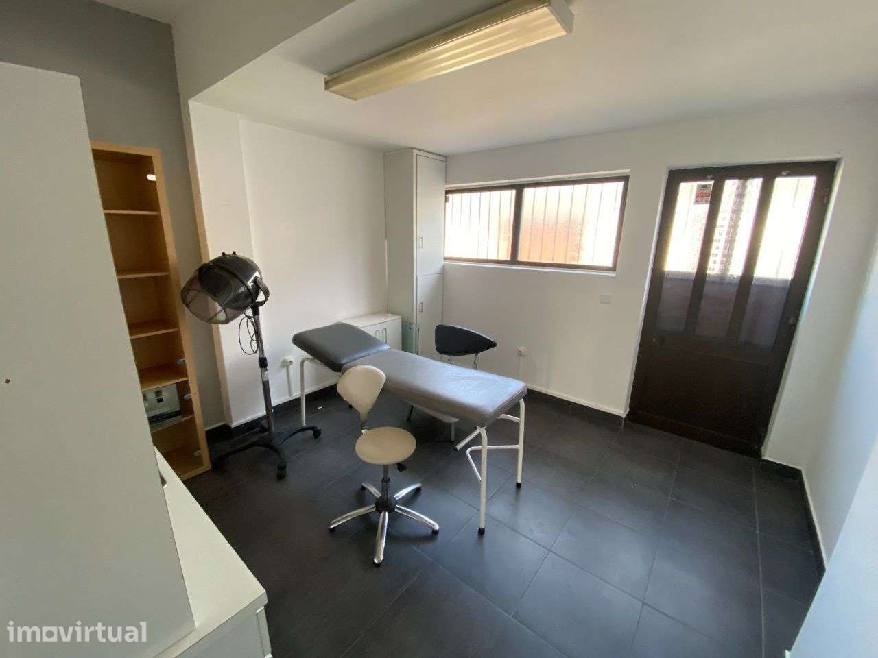 Alugo espaço comercial em zona privilegiada - Grande imagem: 2/13