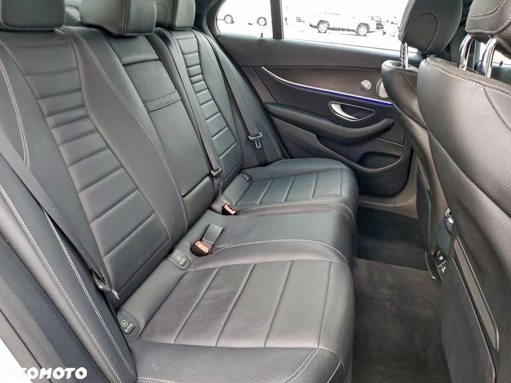 Mercedes-Benz Klasa E 300 9G-TRONIC AMG Line - 9