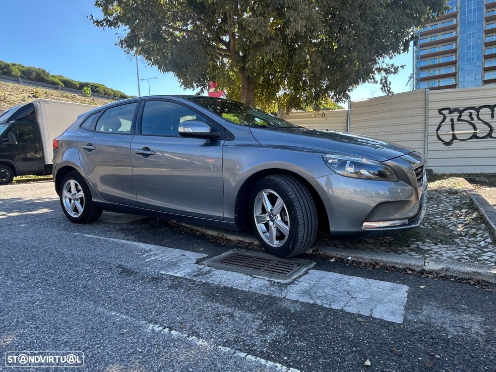 Volvo V40 2.0 D2 Momentum Geartronic - 4