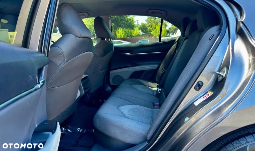 Toyota Camry Luxury - 8