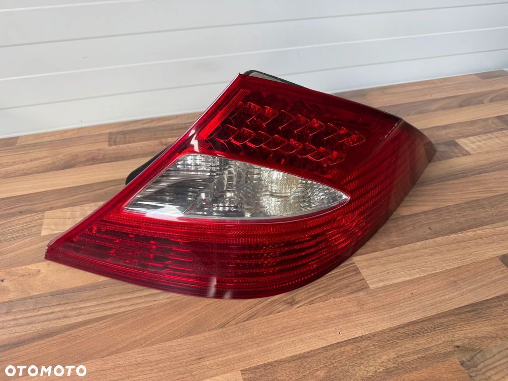 LAMPA TYLNA PRAWA MERCEDES CLS W219 A2198200264 - 4