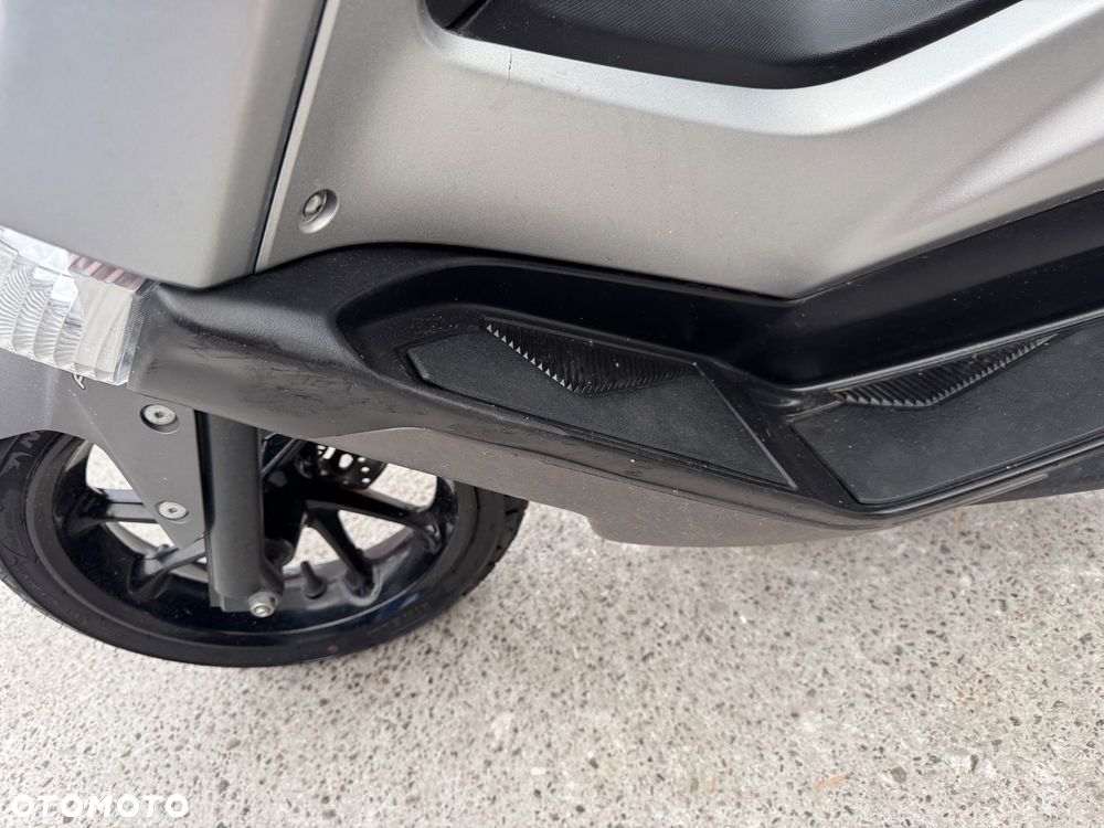 Yamaha NMAX - 16