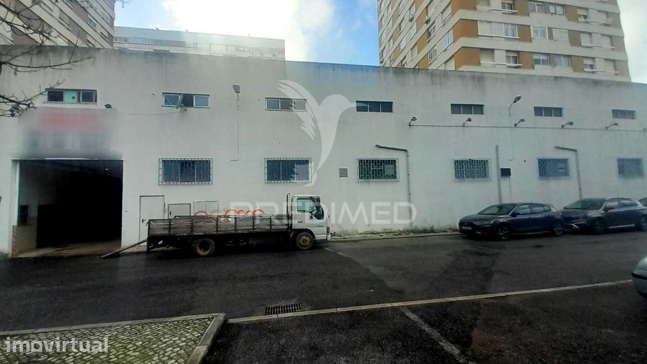 Espaços armazenagem próximo Aeroporto Portela / Sacavém