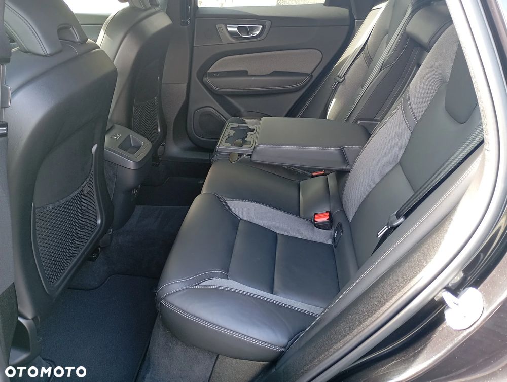 Volvo XC 60 B4 D AWD Ultimate Dark - 16
