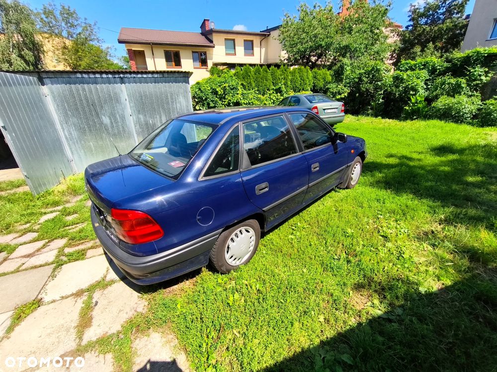 Opel Astra 1.6 - 11