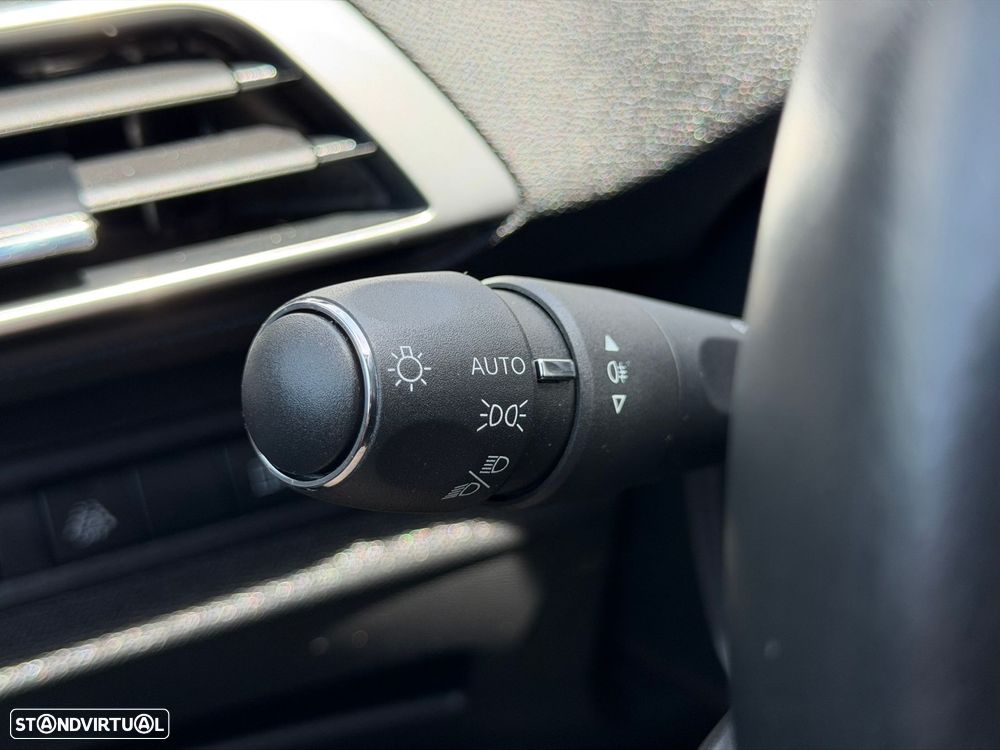 Peugeot 3008 1.6 Hybrid Allure e-EAT8 - 33