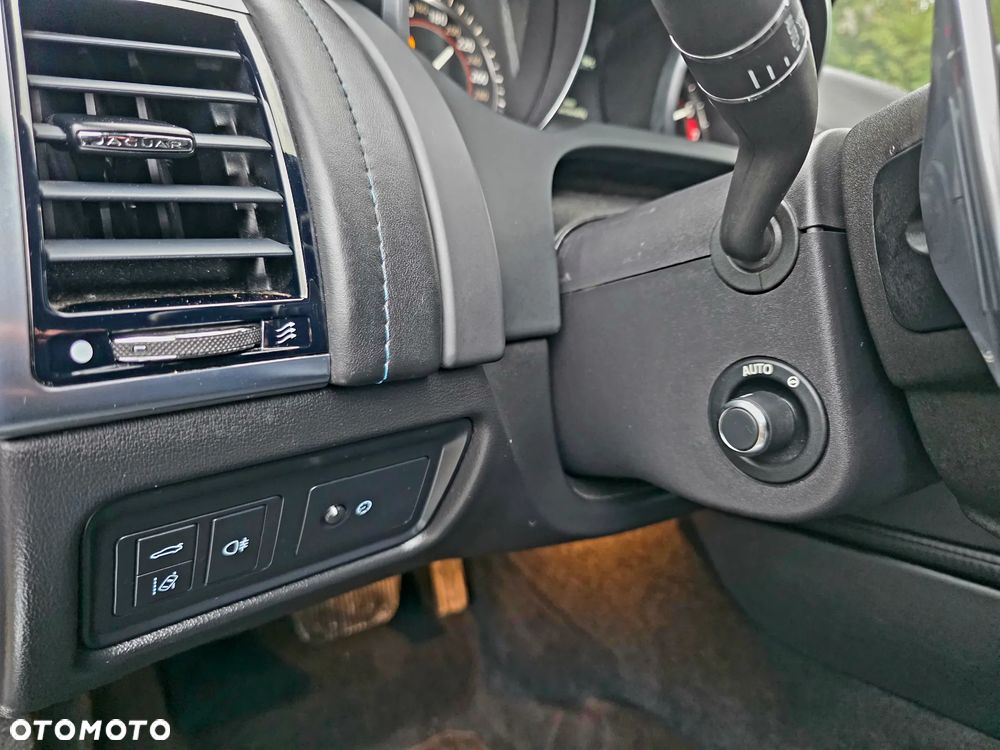 Jaguar F-Type P300 R-Dynamic - 23