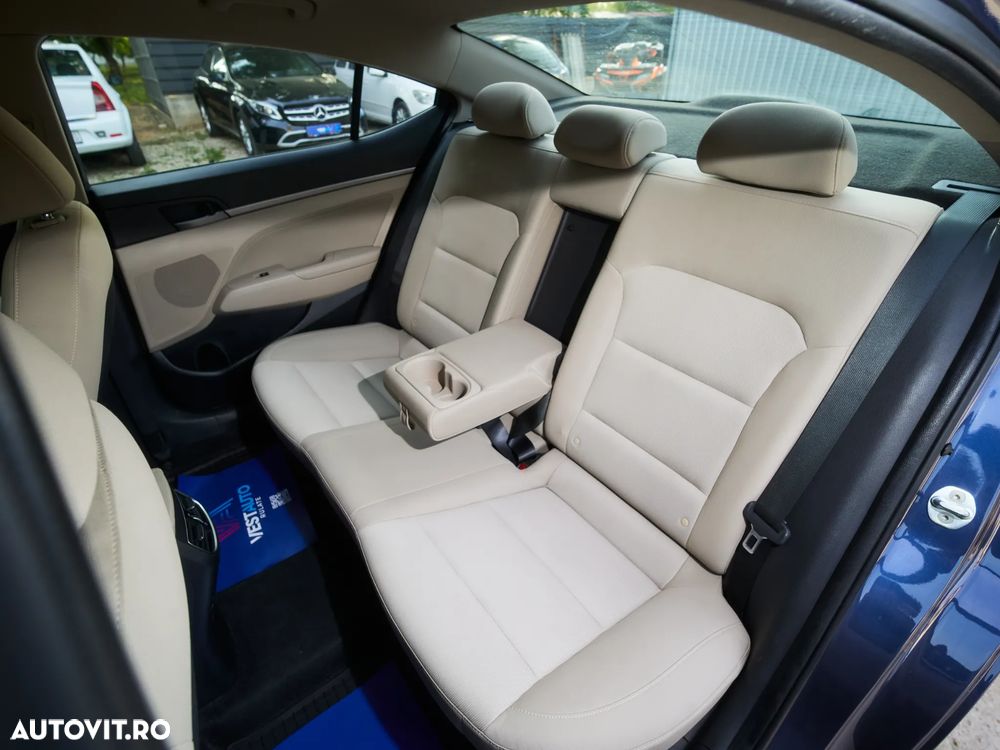 Hyundai Elantra - 32