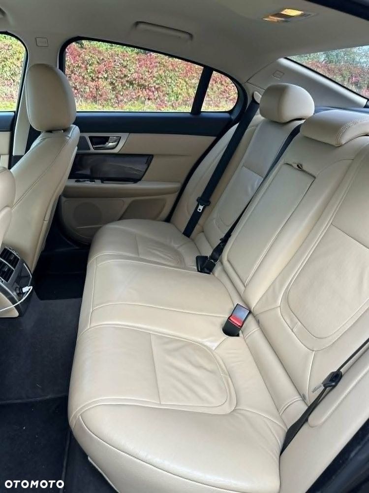 Jaguar XF 2.2 D Luxury - 10