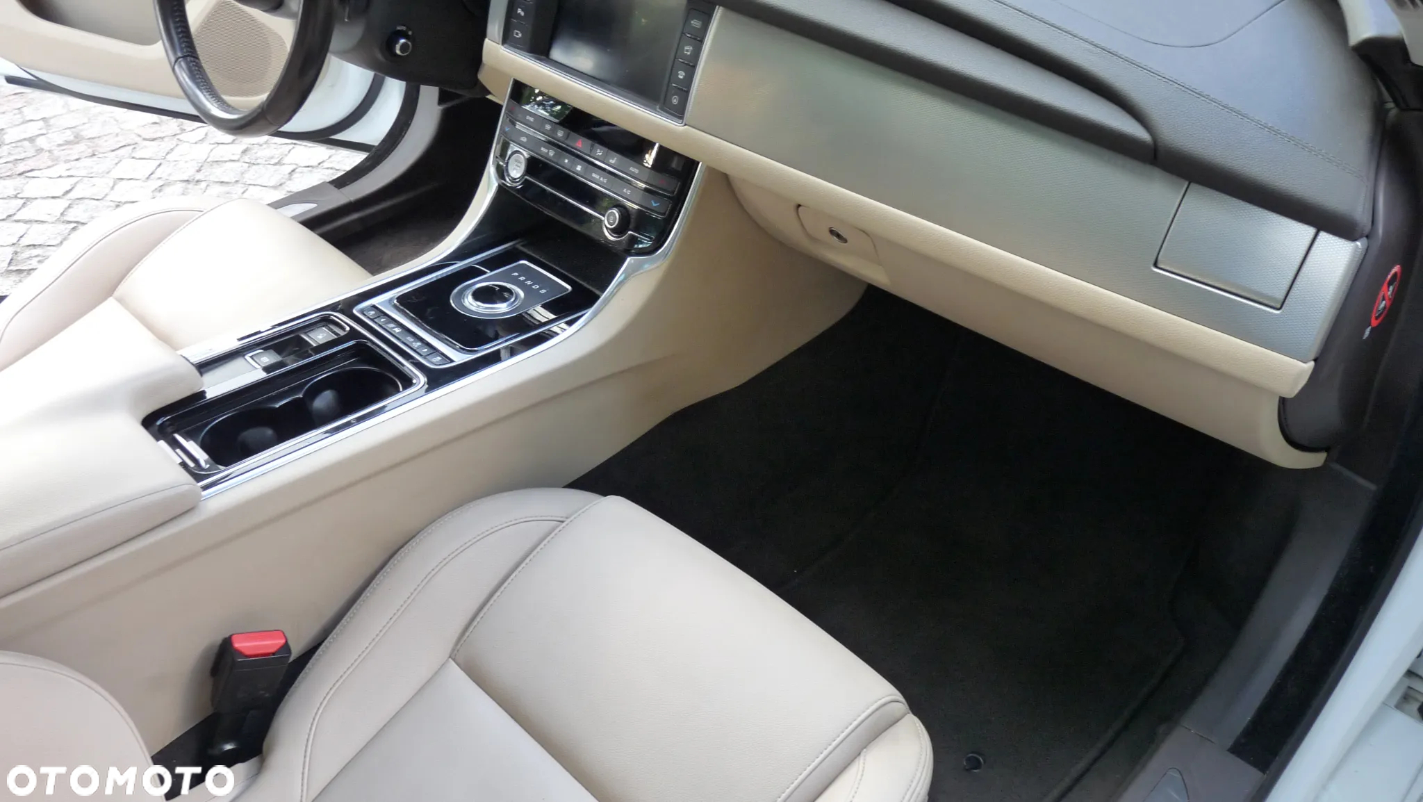 Jaguar XF 35t AWD Portfolio - 14