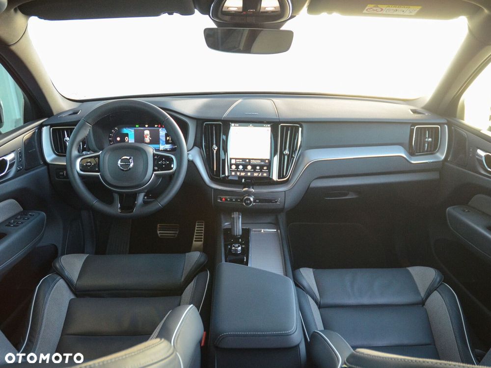 Volvo XC 60 B4 D AWD Plus Dark - 4