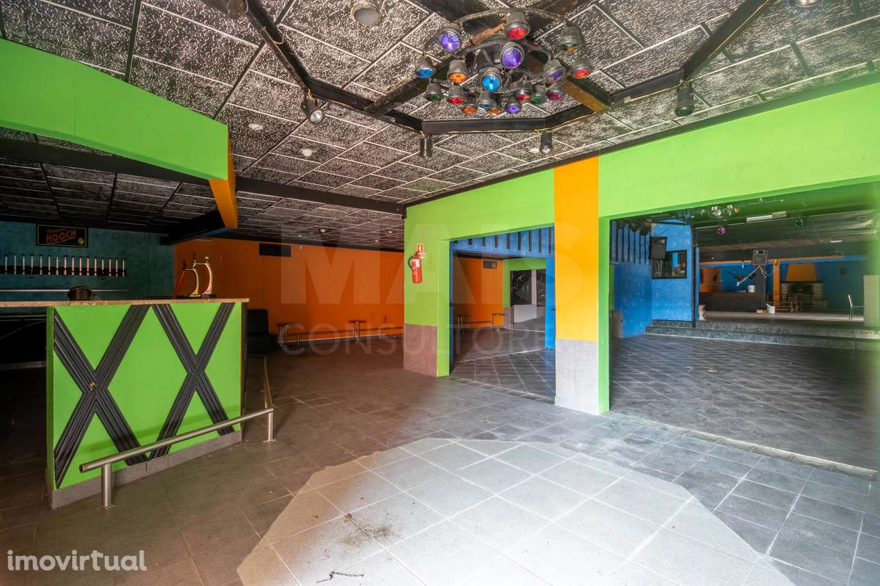 Edíficio Térreo com uma área de construção de 524m2 inserido num te... - Grande imagem: 5/10