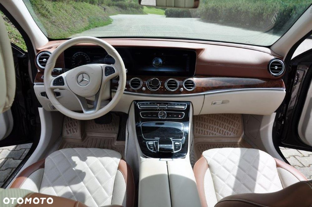 Mercedes-Benz Klasa E 400 4Matic 9G-TRONIC Exclusive - 2