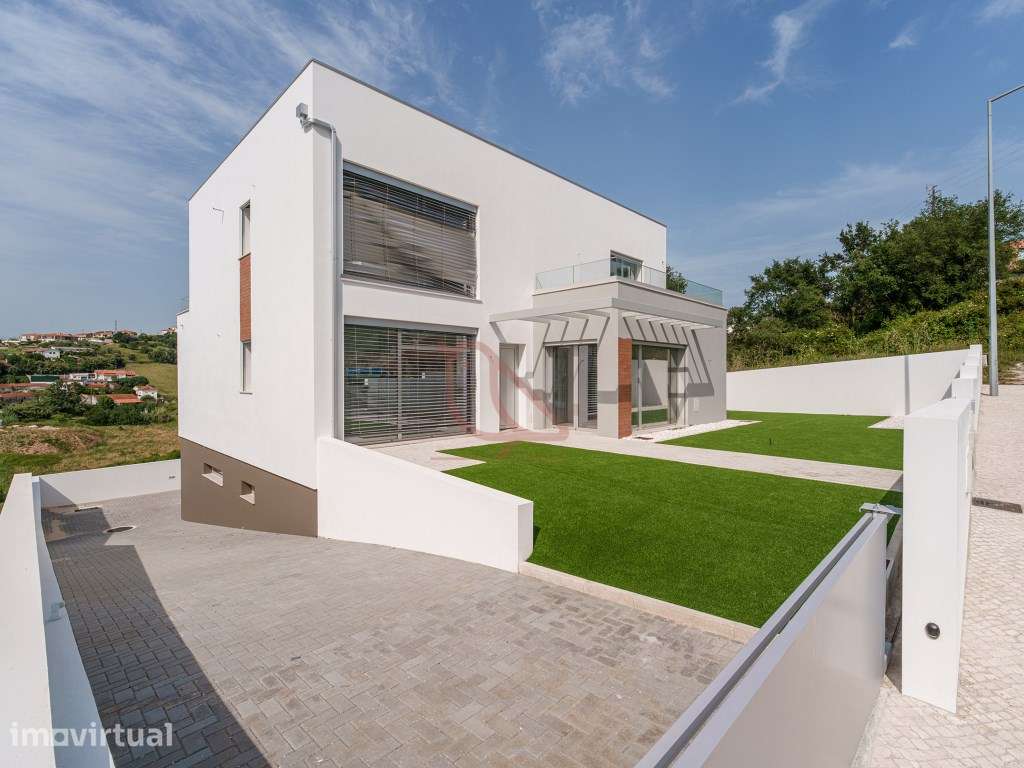 Moradia Isolada T4 Contemporânea com Jardim e Acabamentos Premium -... - Grande imagem: 3/44