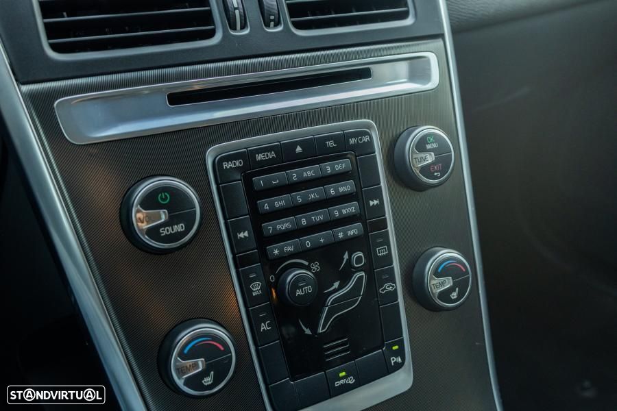 Volvo XC 60 2.0 D3 Drive R-Design 85 Anos Start/Stop - 42