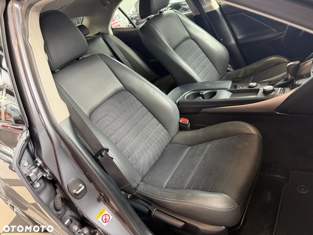 Lexus IS 200t Elegance - 16