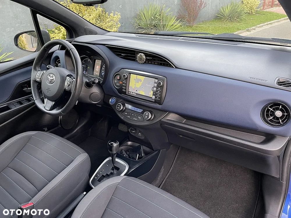 Toyota Yaris Hybrid 100 Selection Platinum - 38