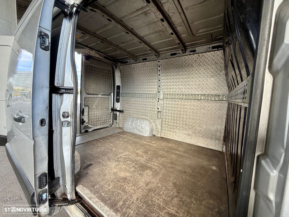 Nissan NV400 c/ plataforma elevatória - 13