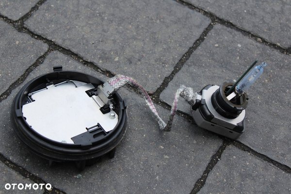 TOYOTA AVENSIS T27 PRZETWOERNICA LAMPY XENON 85967-02010