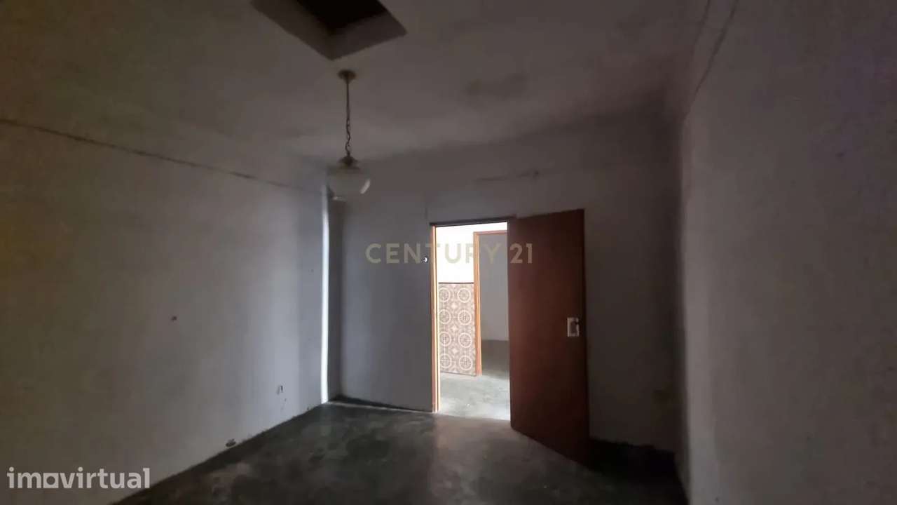 **T2 para Recuperação com Terraço e Quintal em Viana do Alentejo* - Grande imagem: 3/5