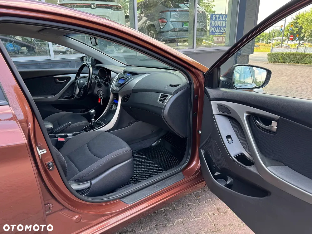 Hyundai Elantra 1.6 Comfort - 16
