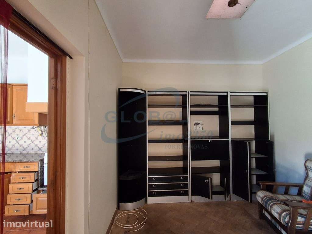 Moradia T3 no Centro de Vila Moreira - com logradouro, anexos e fre... - Grande imagem: 5/18