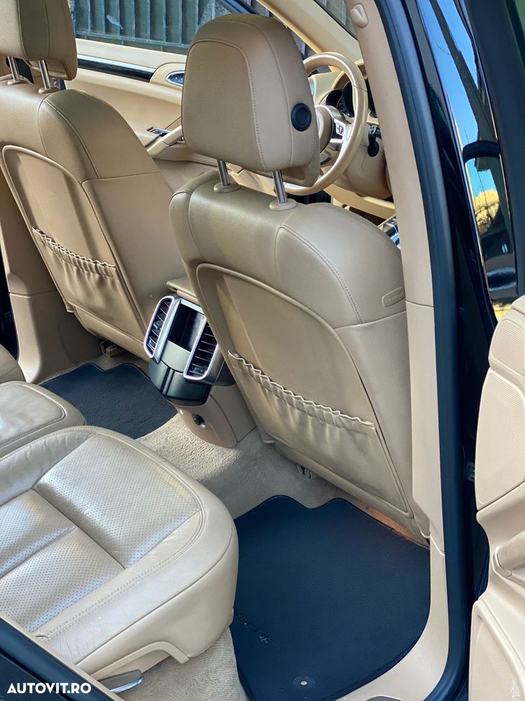 Porsche Cayenne 3.0 L - 6