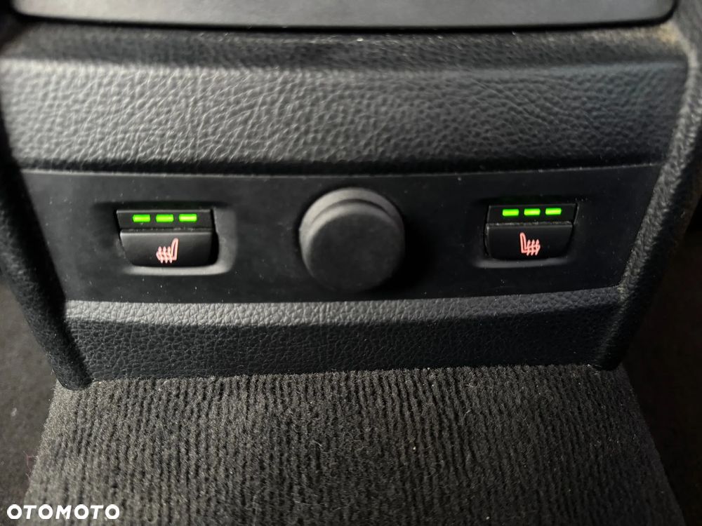 BMW Seria 3 328i xDrive Sport-Aut Luxury Line - 24