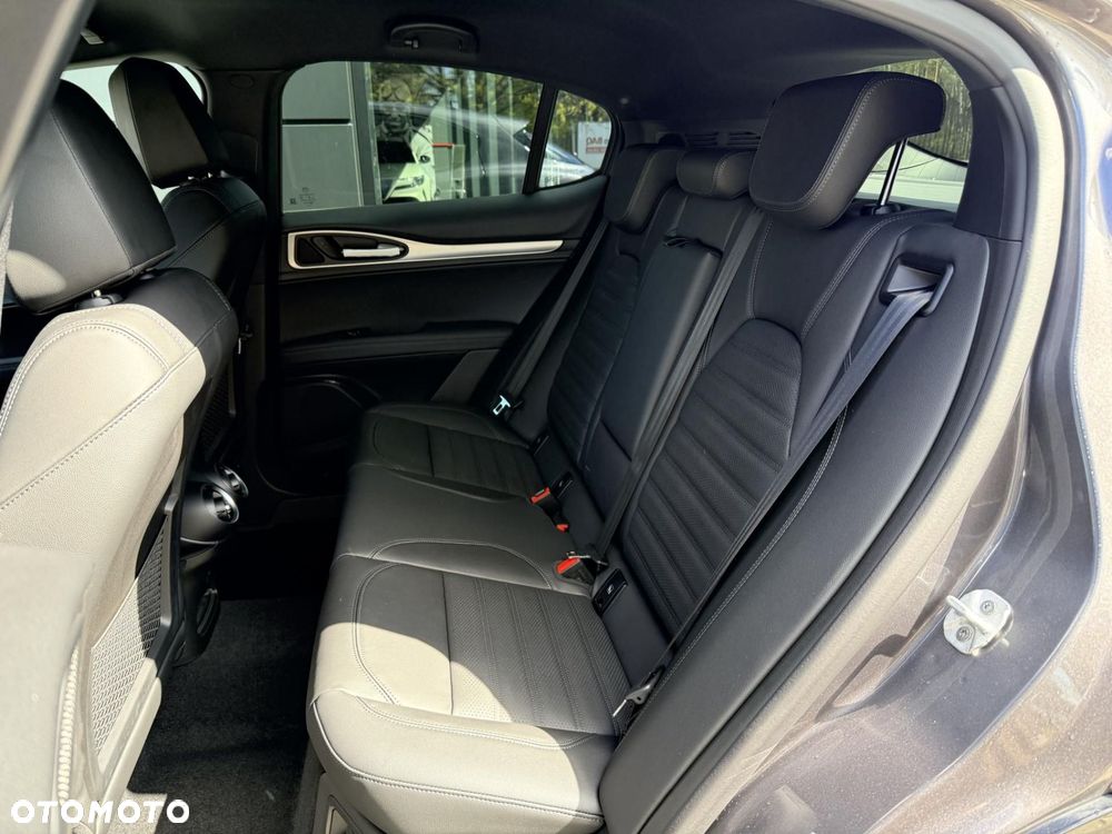 Alfa Romeo Stelvio - 13