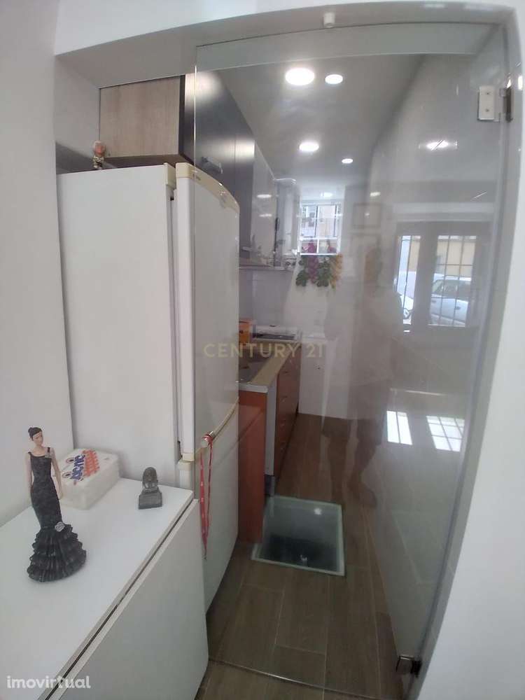 Armazém - Transformado em T1+1 habitacional - Metro Anjos - Grande imagem: 4/20