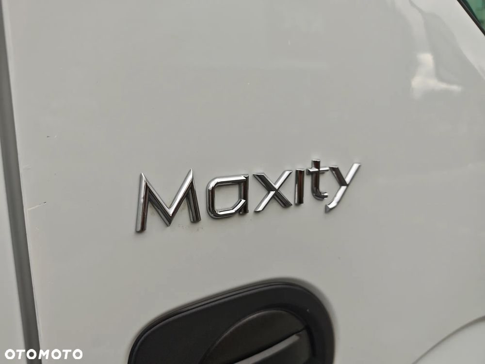 Renault Maxity - 25