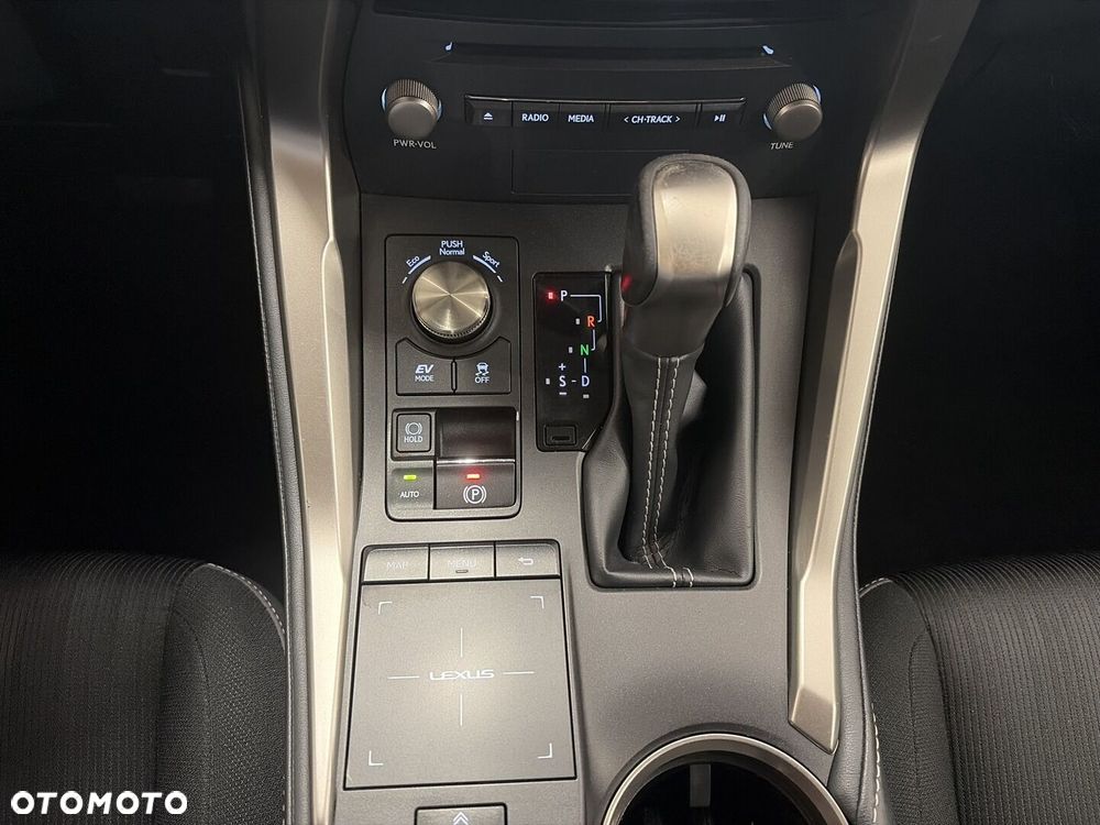 Lexus NX 300h Business Edition AWD - 18