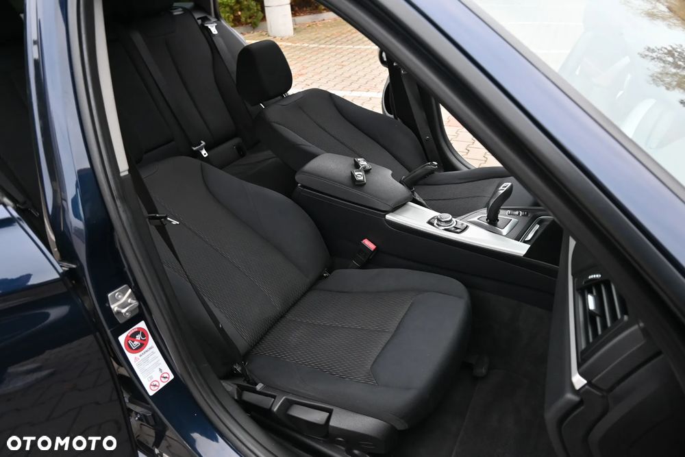 BMW Seria 3 320d DPF Edition Sport - 32